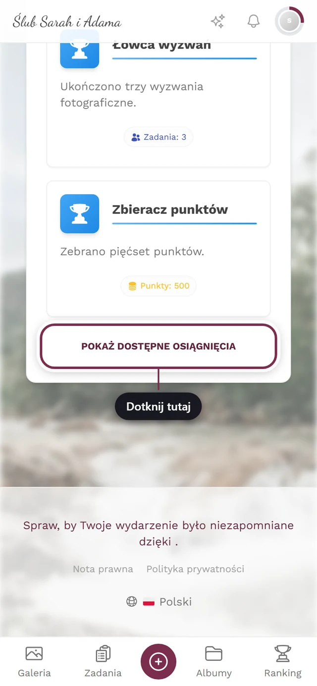Sekcja osiągnięć w profilu z zaznaczonym na czerwono przyciskiem Pokaż dostępne osiągnięcia