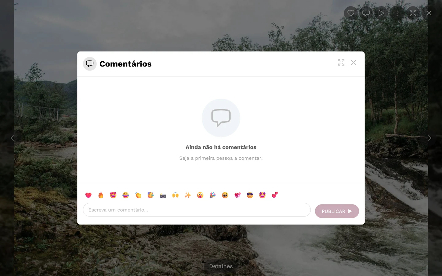 Diálogo de comentários com um comentário, emojis e o campo de digitação