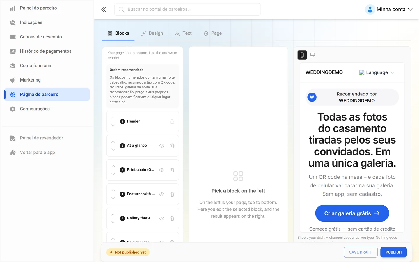 Editor da página de parceiro com a lista de blocos, a coluna do meio com os campos e a pré-visualização ao vivo