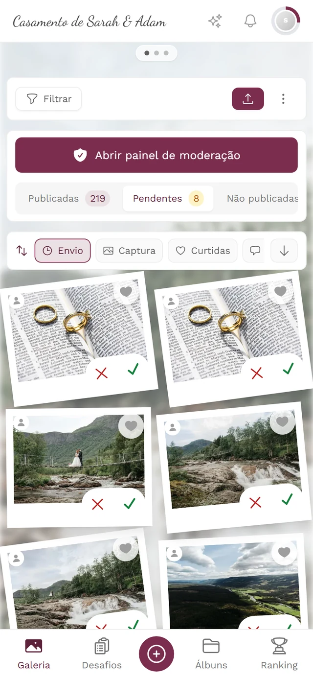Galeria no layout de polaroides com a barra de abas Publicados, Pendentes e Não publicados e um X vermelho e um sinal de marcação verde nos blocos