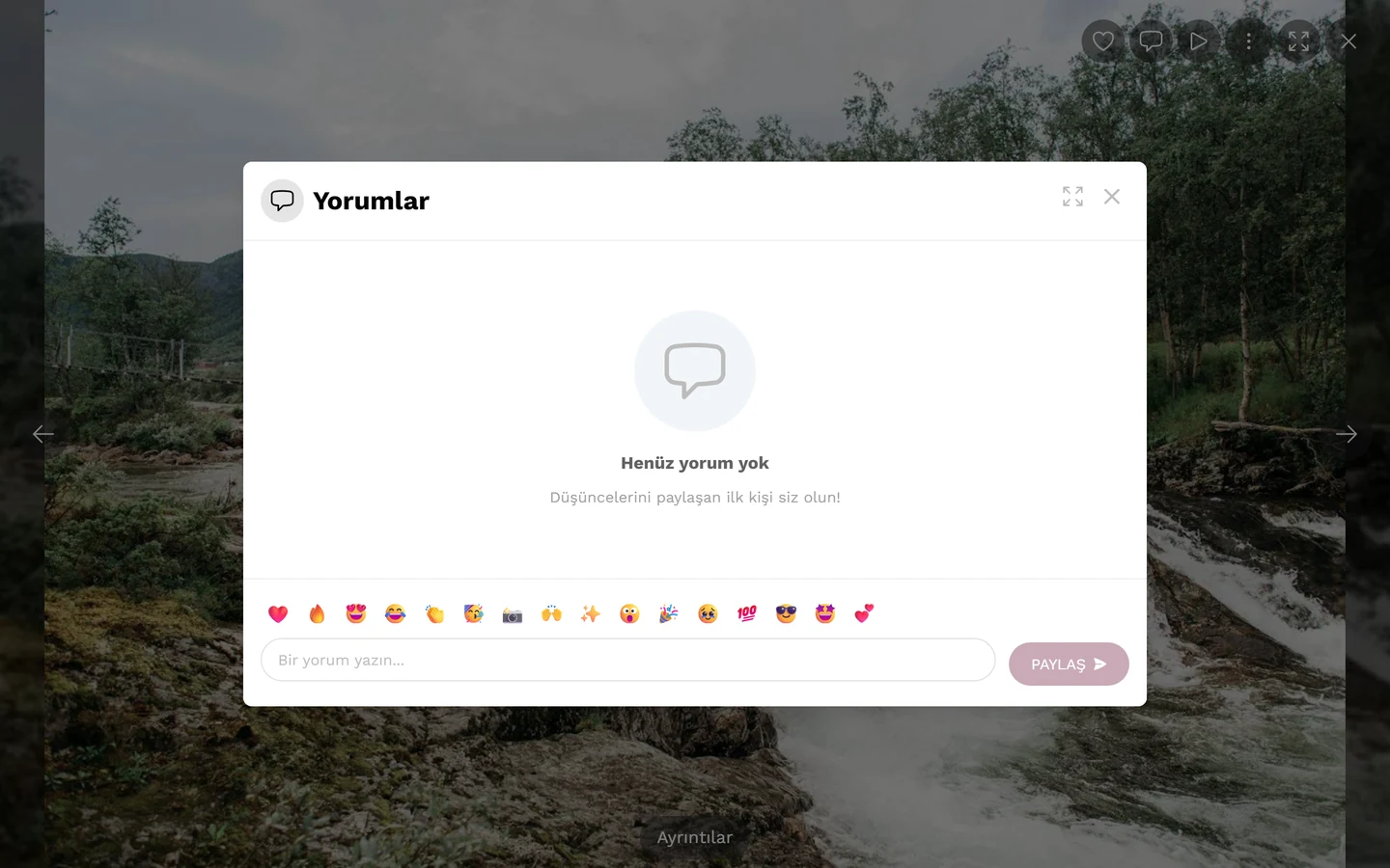 Yorum, emojiler ve giriş alanıyla yorum iletişim kutusu
