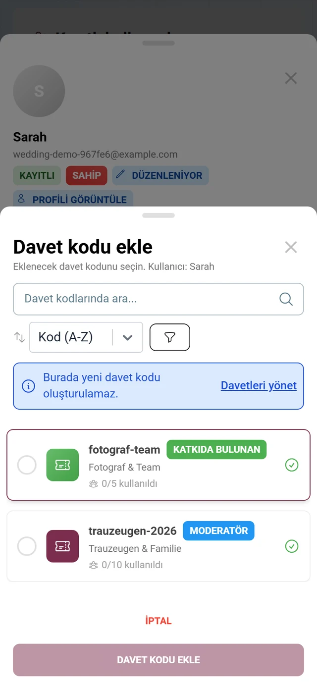 Arama alanı, sıralama, bilgi başlığı ve rol çipli iki seçilebilir kodla Davet kodu ekle iletişim kutusu