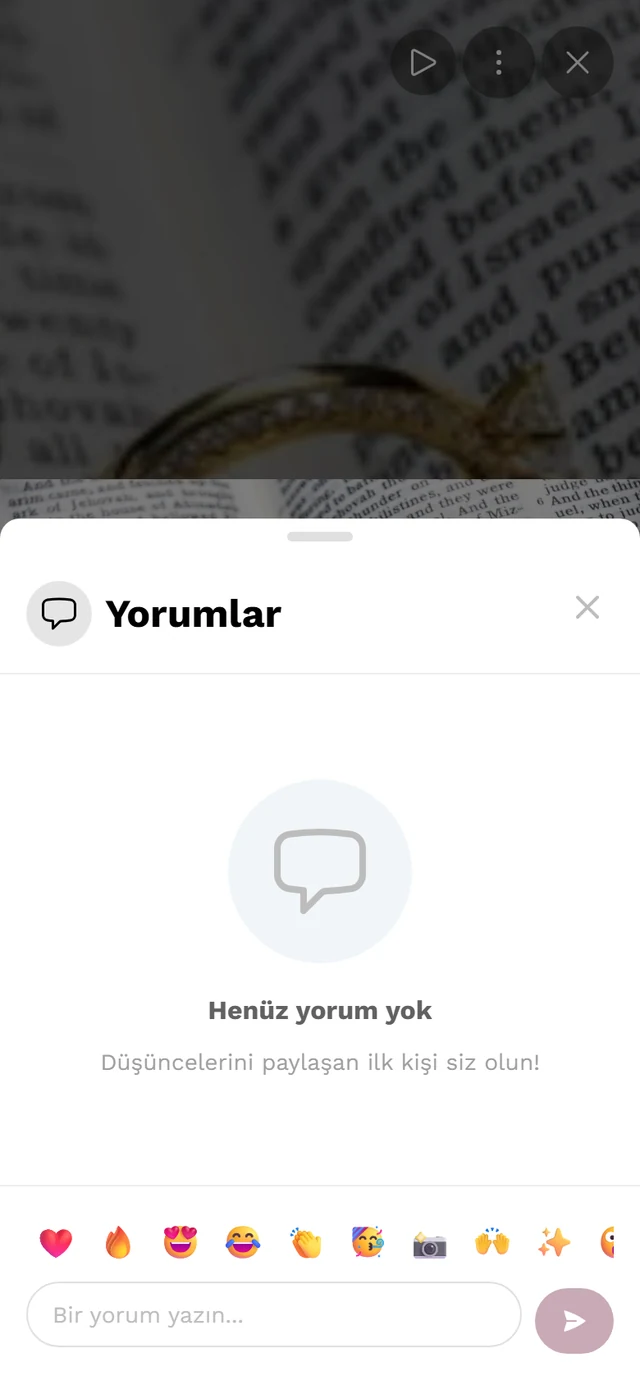 Yorum, emojiler ve giriş alanıyla yorum iletişim kutusu