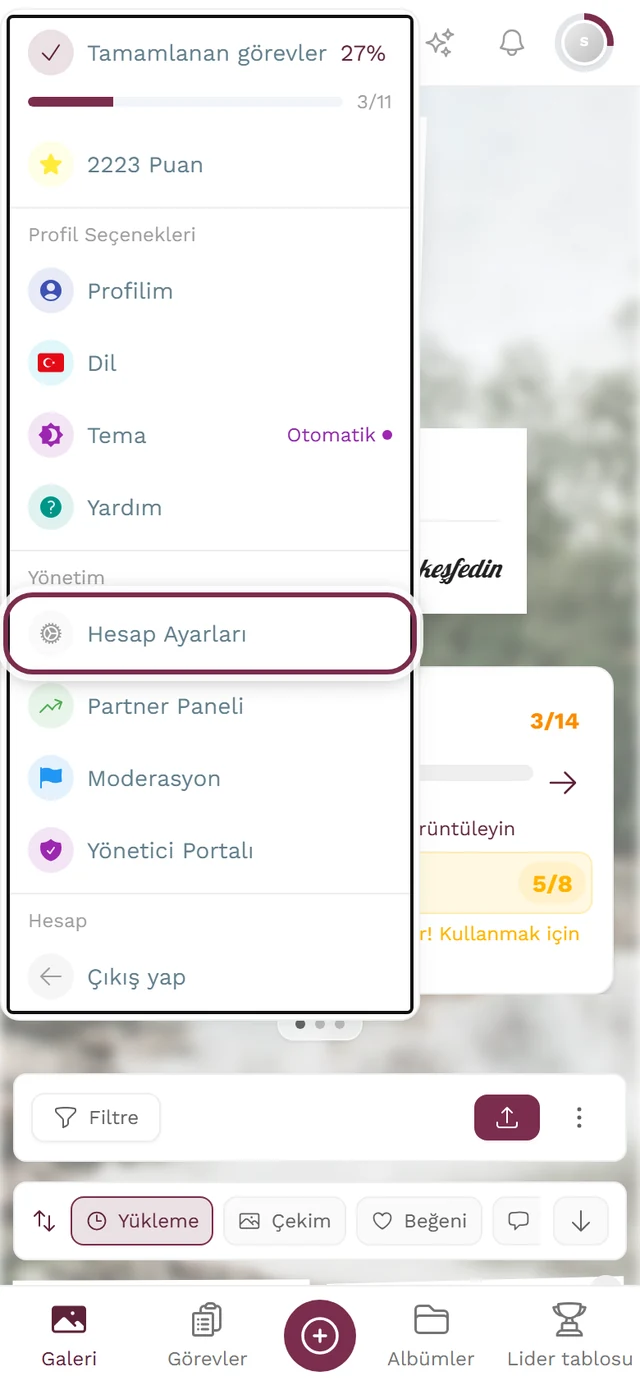 Hesap ayarları öğesi vurgulanmış, sağ üstteki profil menüsü