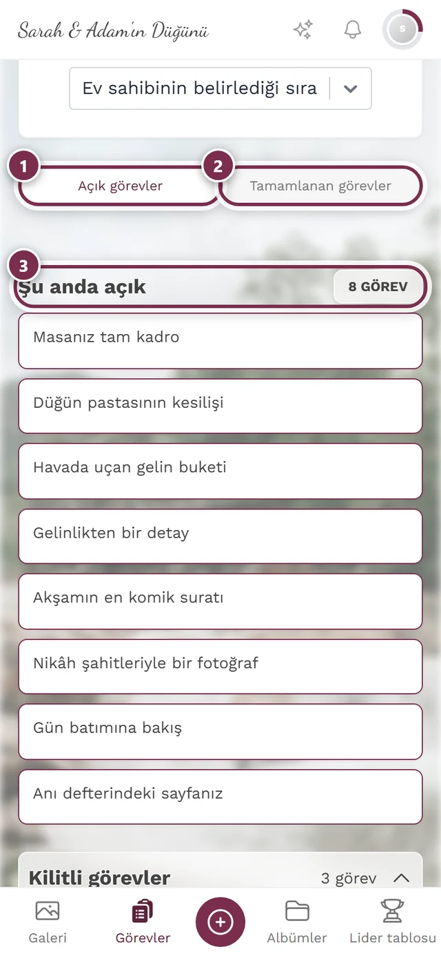 Üç işaretli görevler sayfası: Açık görevler sekmesi, Tamamlanan görevler sekmesi, ilk bölümün başlık satırı