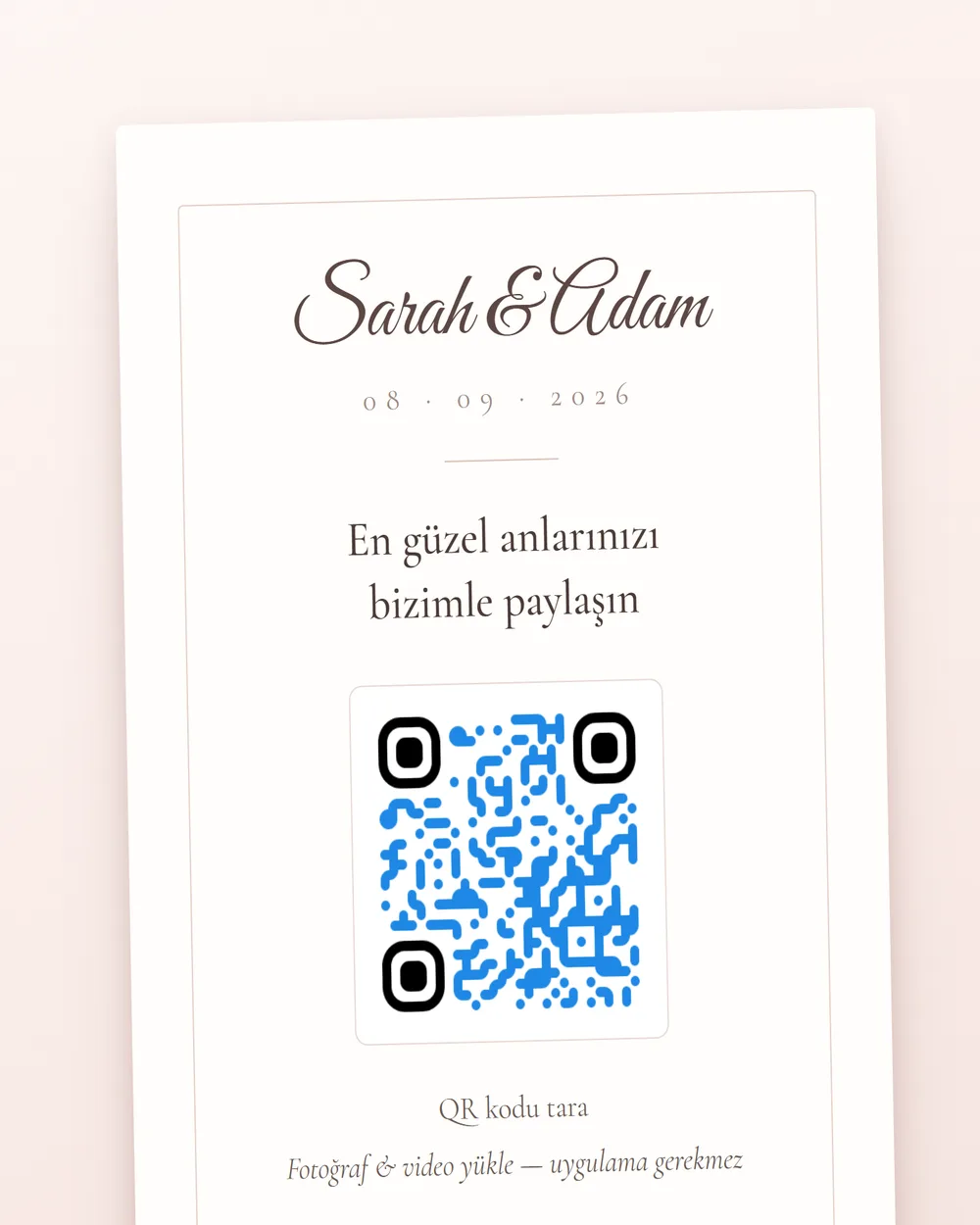 Dijital davetiyeye götüren QR kodlu basılı kart